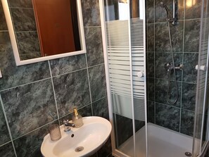 Apartment, 1 Bedroom, Terrace (3) | Bathroom | Shower, free toiletries, hair dryer, towels - Casa Nostra (Funtana)