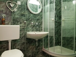Classic Studio, Terrace, Ground Floor | Bathroom | Shower, free toiletries, hair dryer, towels - Casa Nostra (Funtana)
