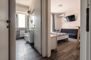 Camera Classic White, bagno privato | Bathroom | Hair dryer, towels, soap, shampoo