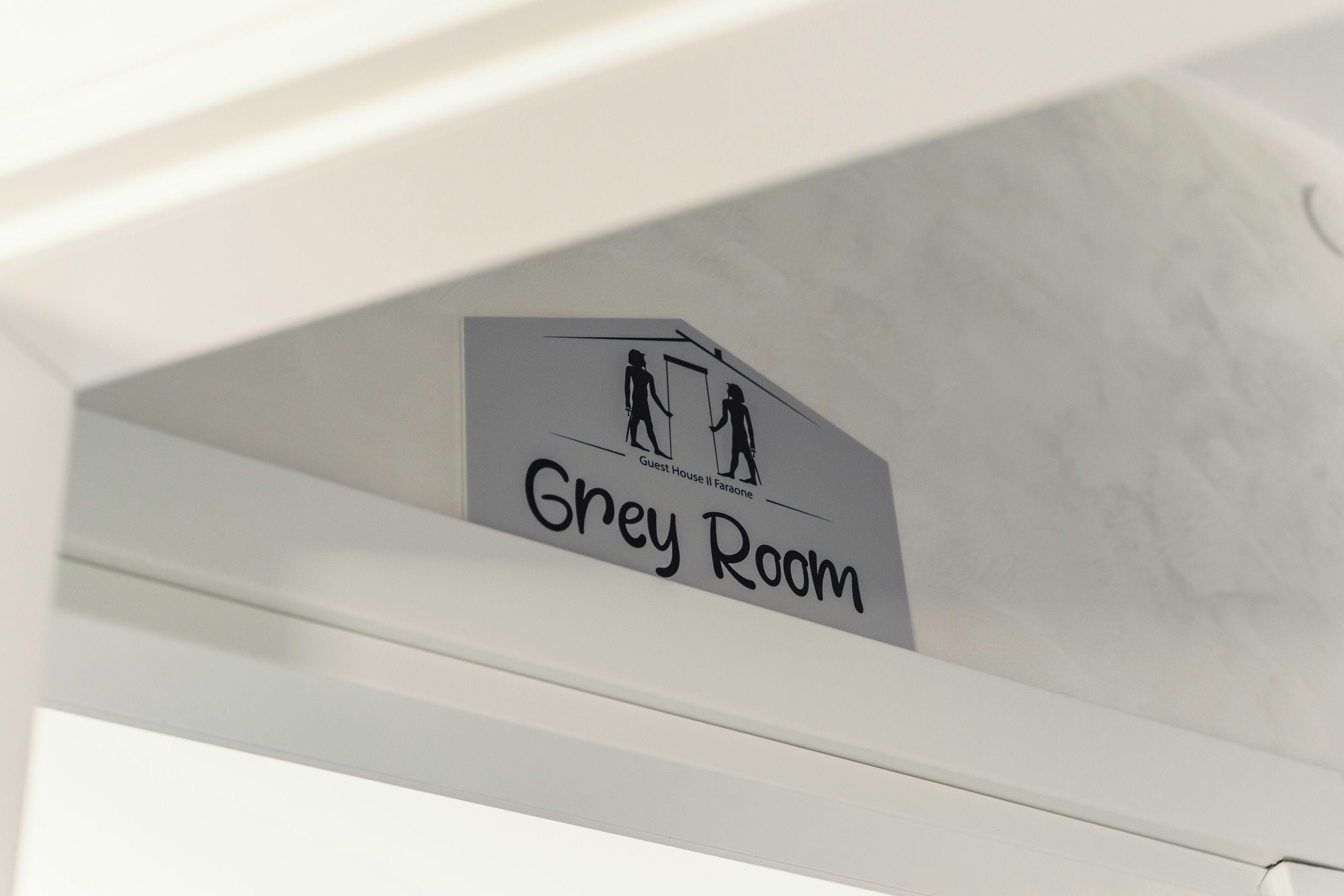 Schild, das den 'Grey Room' in einem Hotel kennzeichnet.
