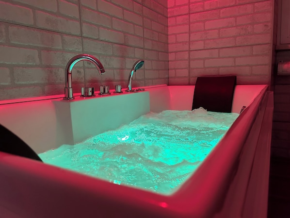 Habitación clásica | Tina de hidromasaje privada