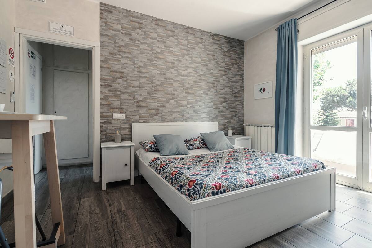 Soundproofing, free WiFi, bed sheets