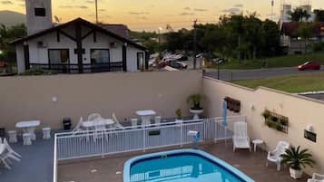 Piscina externa, funciona das 8h às 21h30, espreguiçadeiras