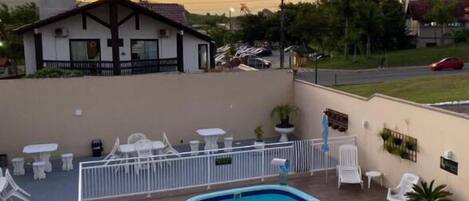 Açık yüzme havuzu, 8 ve 21.30 saatleri arasında açık, şezlonglar