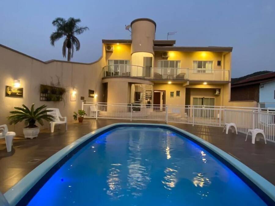 Piscine extérieure, chaises longues