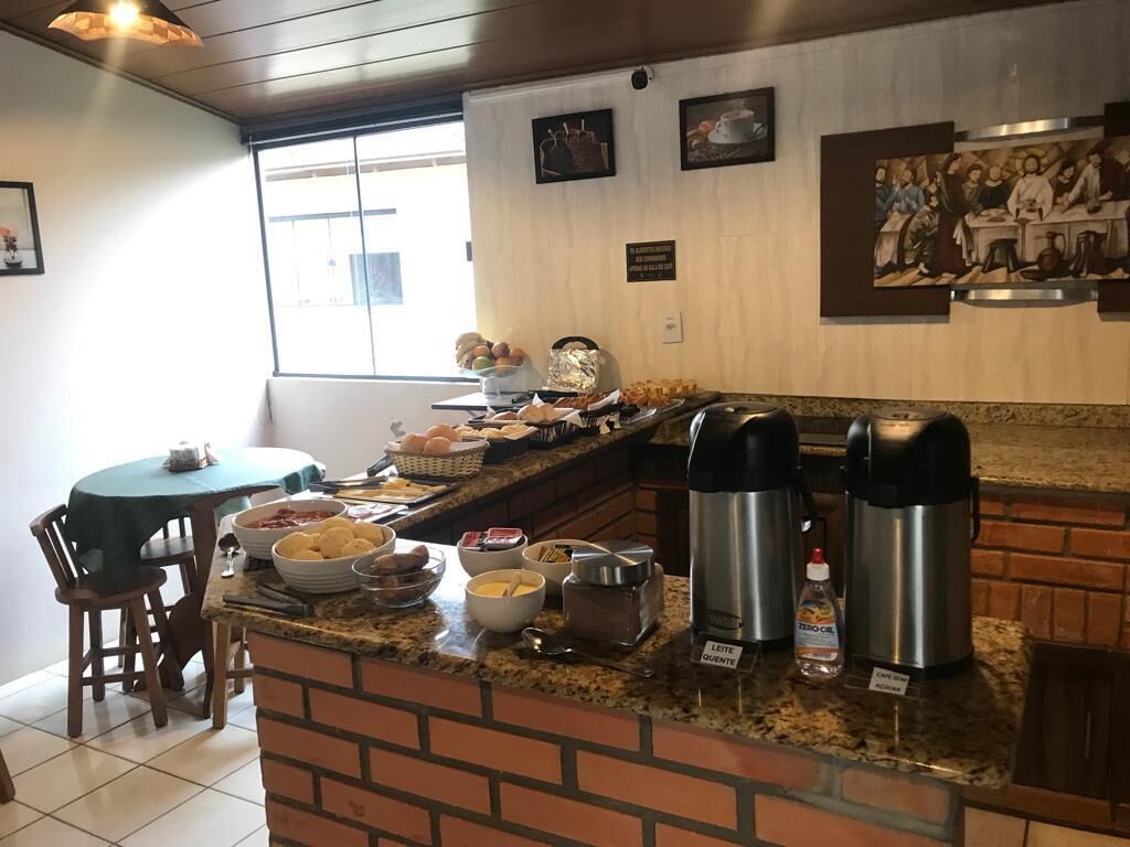 Una barra de desayuno con diversas opciones de comida y cafeteras.