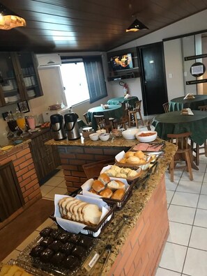 بوفيه فطور مجانًا يوميًا