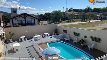 Piscina externa, funciona das 8h às 21h30, espreguiçadeiras