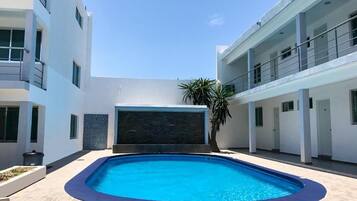 Una piscina al aire libre