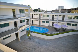 Outdoor pool - Mona Inn (Mazatlán)