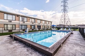 Outdoor pool - Quality Inn Pensacola North (Pensacola)