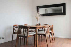 Premier Apartment, 3 Bedrooms | In-room dining