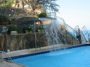 2 outdoor pools