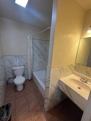 Habitación económica | Baño | Ducha, artículos de higiene personal gratuitos, toallas y jabón