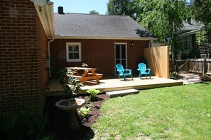 Outdoor dining - GASLIGHT COTTAGE  - Downtown Hendersonville (Hendersonville)