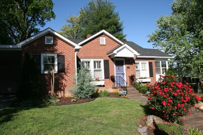 GASLIGHT COTTAGE  - Downtown Hendersonville