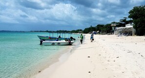 On the beach, sun-loungers, beach towels - Cozy Condo on the Beach (Negril)