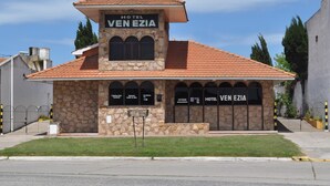 A stone building with a tiled roof, labeled "Hotel Ven Ezia." - Hotel Venezia (Necochea)