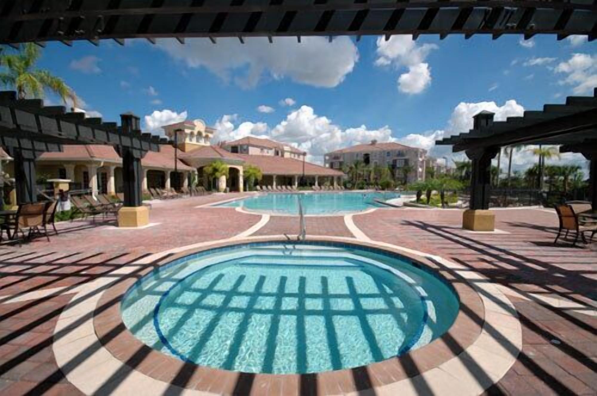 Een verwarmd zwembad