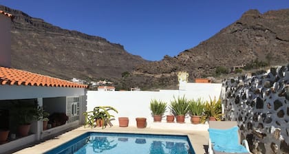 Casa con mucha tranquilidad, piscina climatizada, terraza y vistas al mar