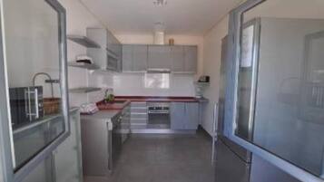 Køleskab, mikrobølgeovn, ovn, kogeplade