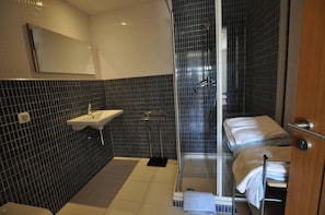 Ensemble douche/baignoire, sèche-cheveux, bidet, serviettes fournies