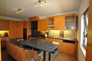 Fridge, microwave, oven, stovetop - House with 9 bedrooms,9 bathrooms,11 AC,wi-fi,pool and fitness (Silves)