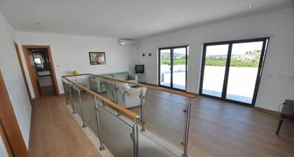 House with 9 bedrooms,9 bathrooms,11 AC,wi-fi,pool and fitness