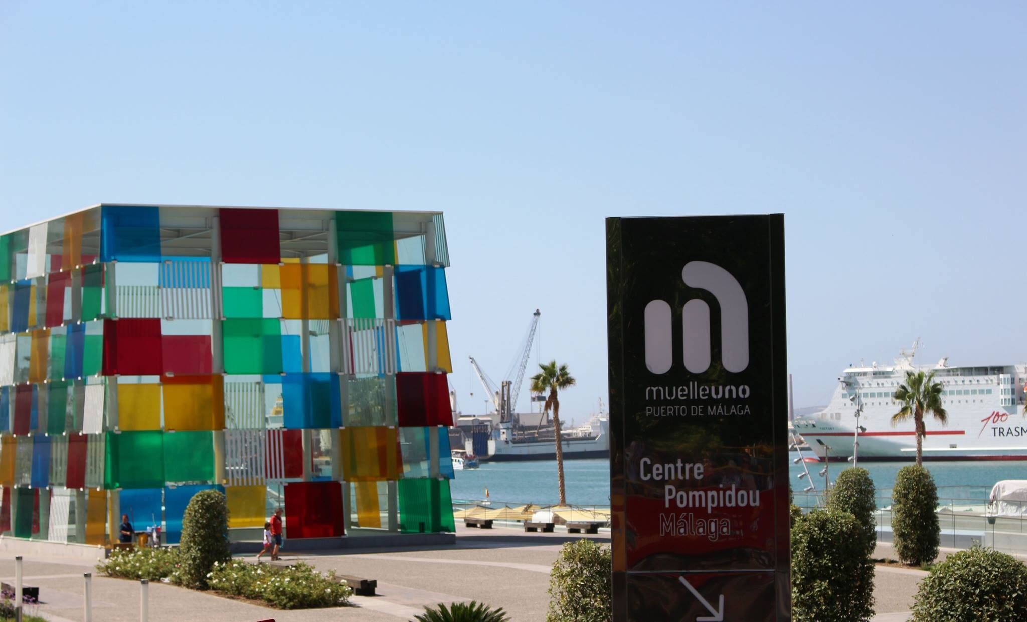 Un bâtiment aux couleurs vives, sur lequel on peut lire l’inscription « Centro Pompidou Málaga ».