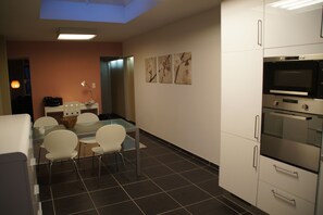 Réfrigérateur, micro-ondes, four, plaque de cuisson