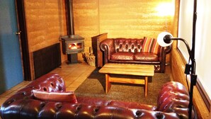 Televisión de pantalla plana, chimenea, reproductor de DVD