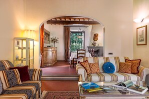 Smart-TV, Kamin, DVD-Player, Tischfußball