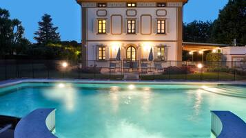 Piscina all'aperto, una piscina riscaldata, lettini