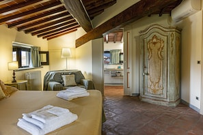 6 habitaciones, escritorio y tabla de planchar con plancha