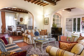 Smart-TV, Kamin, DVD-Player, Tischfußball