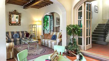 Smart TV, caminetto, lettore DVD, tavolo da calcetto