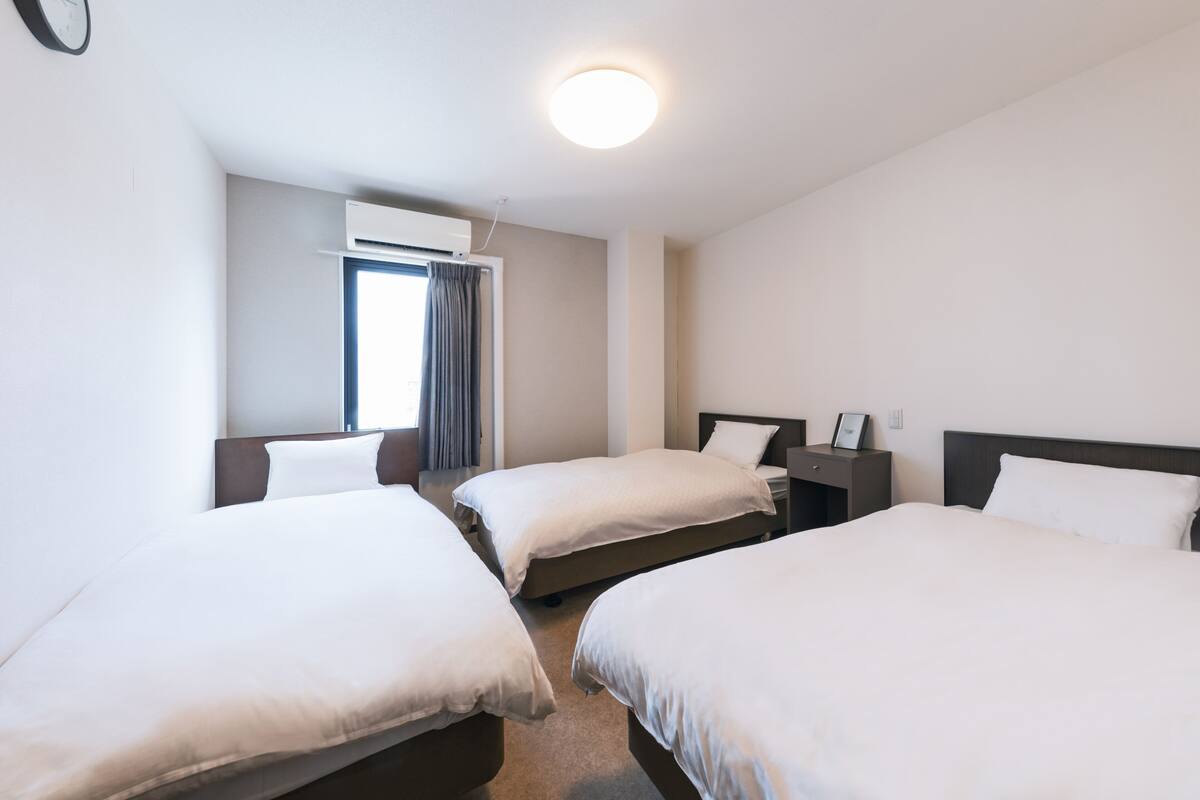 Værelse til 3 personer | Skrivebord, gratis Wi-Fi, sengetøj