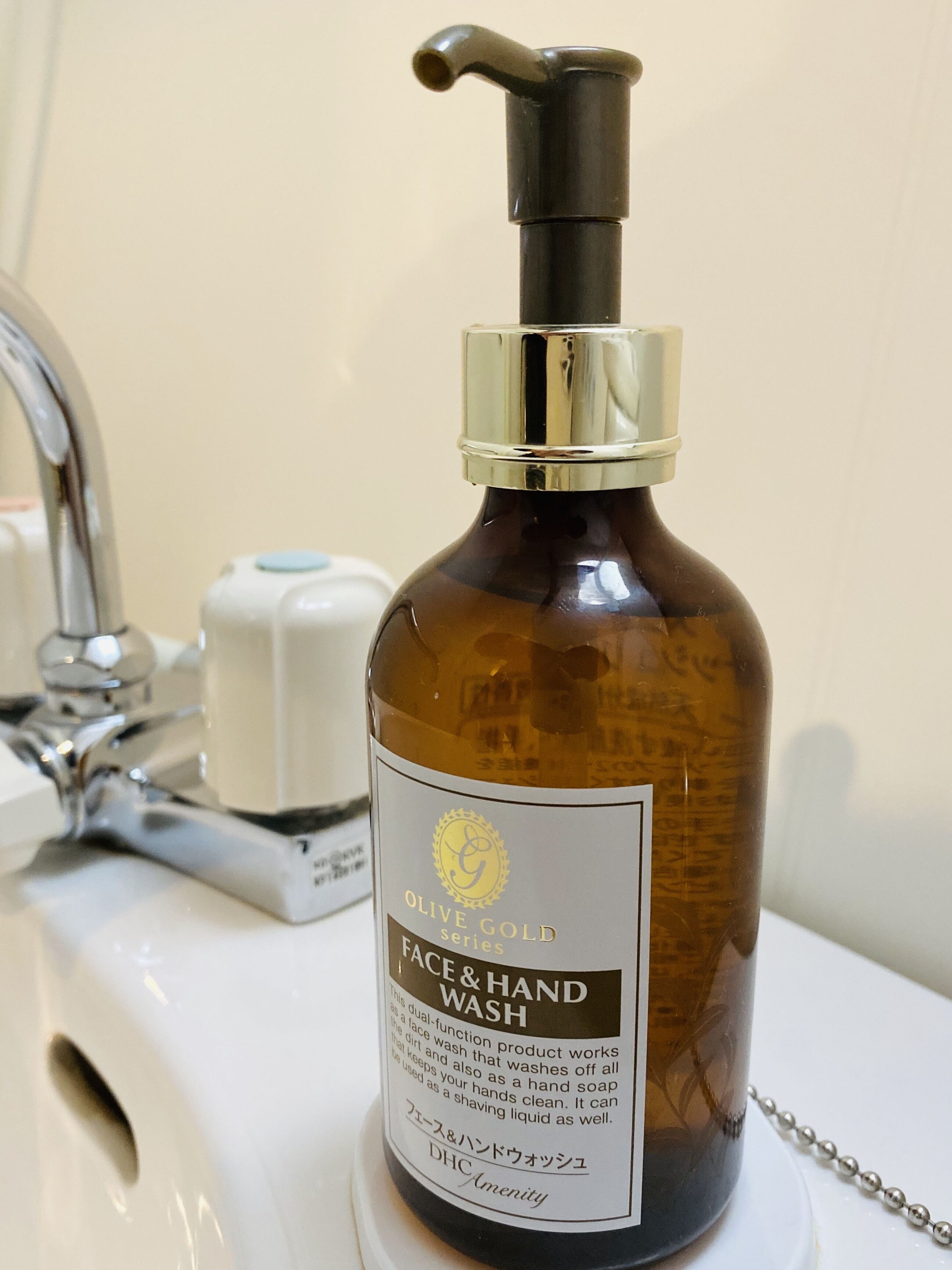 combined shower/bathtub, deep-soaking bathtub, free toiletries