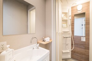 Quarto duplo superior | Banheiro | Produtos de toalete grátis, secador de cabelo, chinelos 
