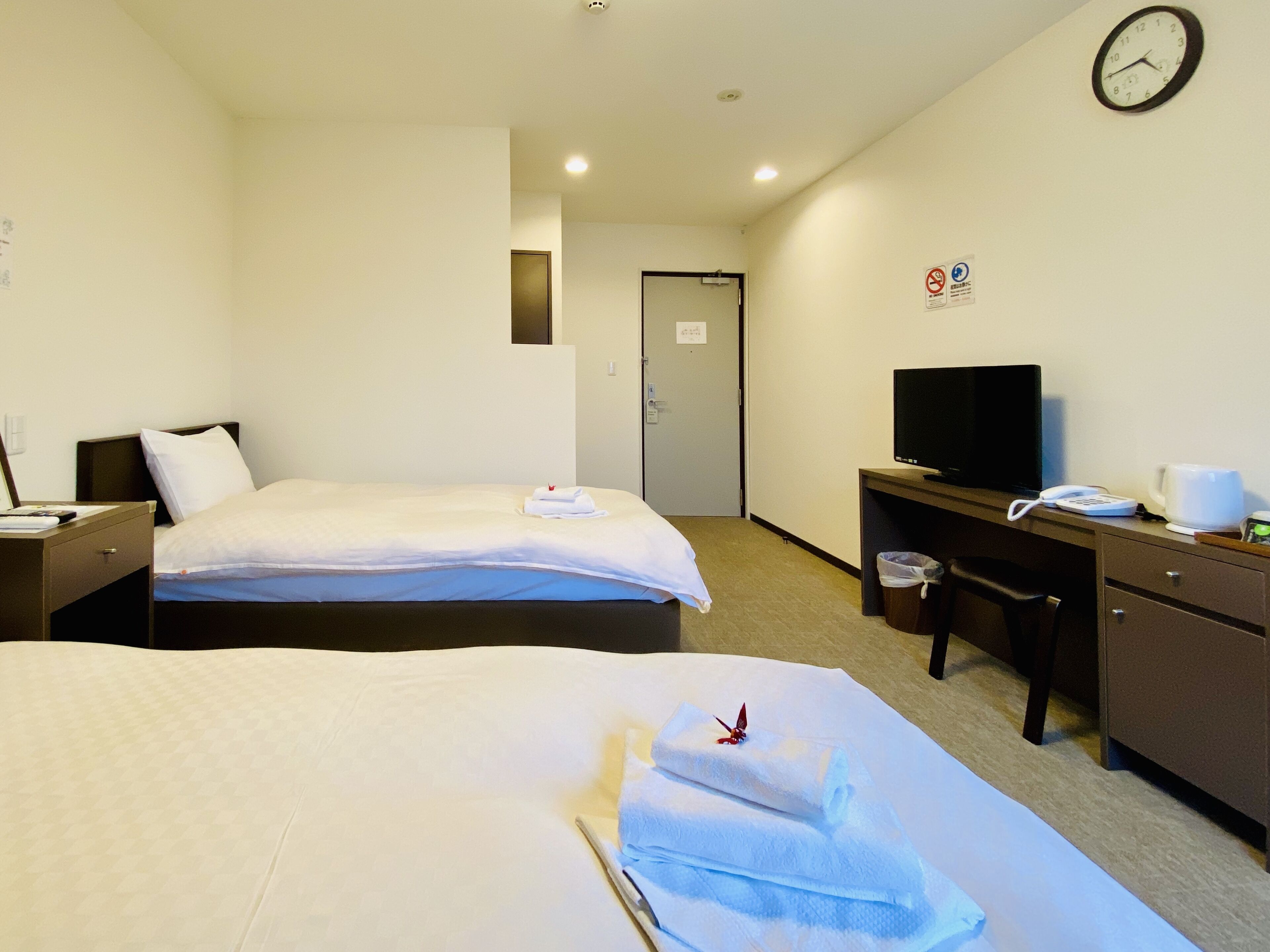 desk, free wifi, bed sheets