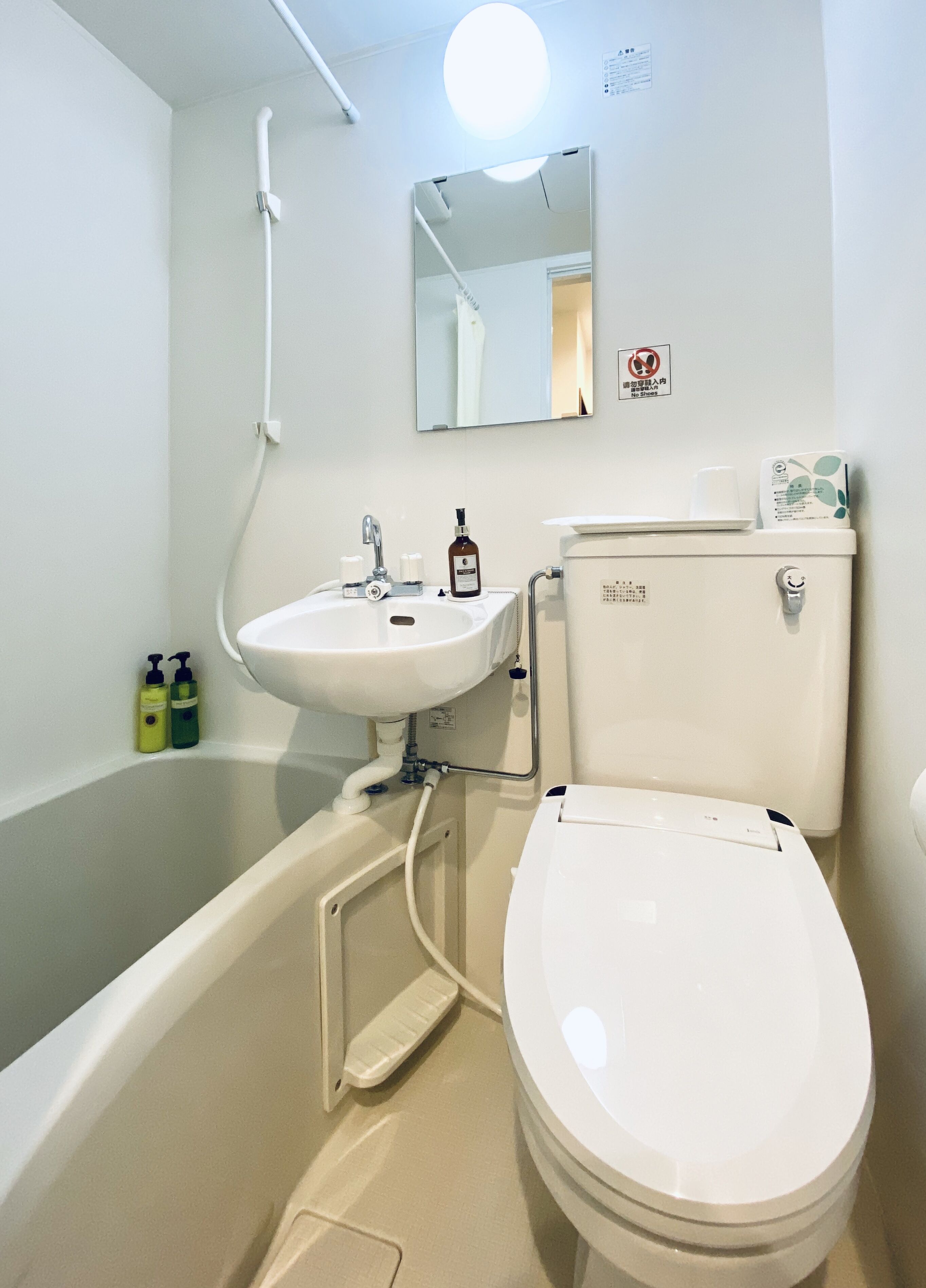 combined shower/bathtub, deep-soaking bathtub, free toiletries