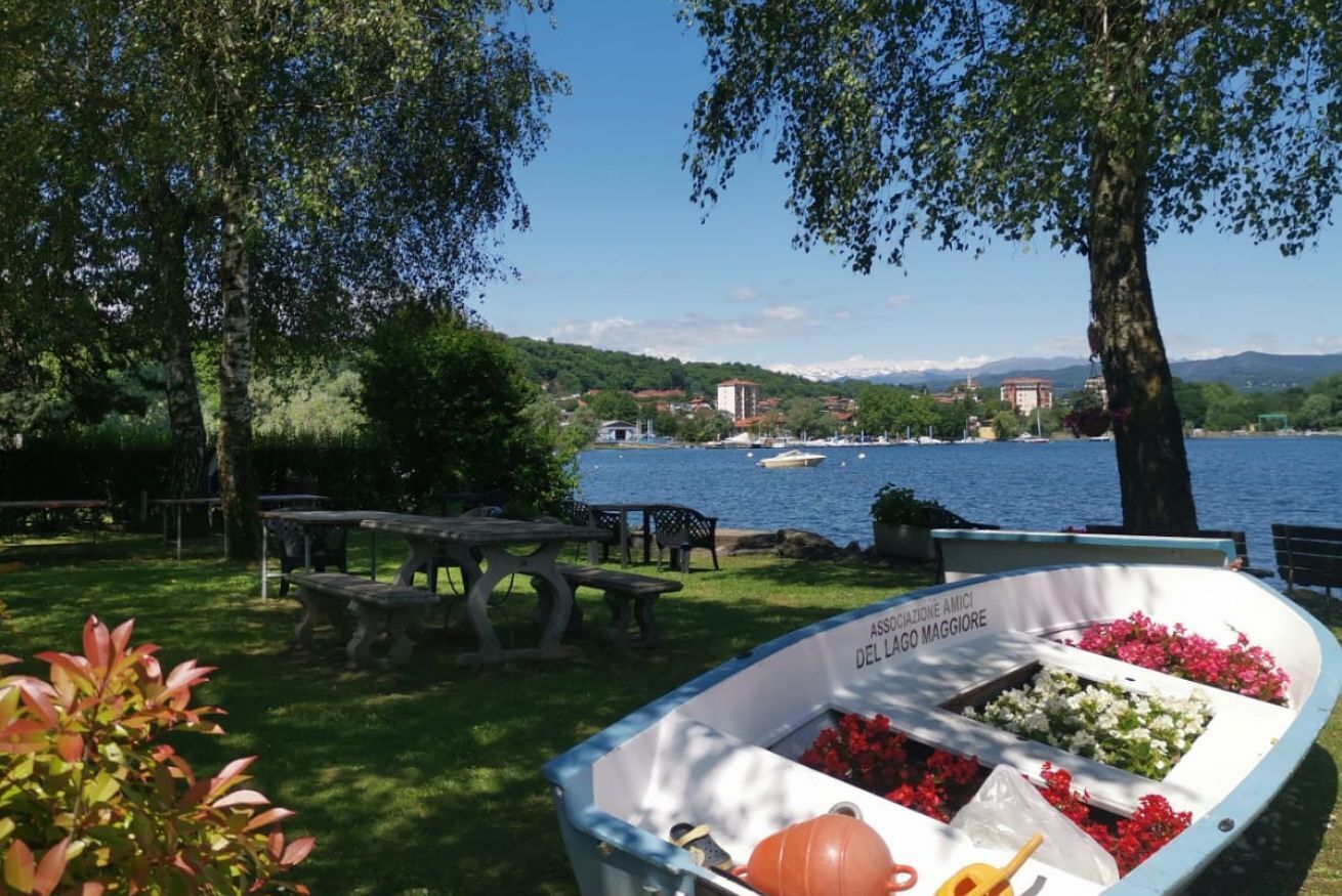 Un bote con flores y una mesa de picnic junto al lago.