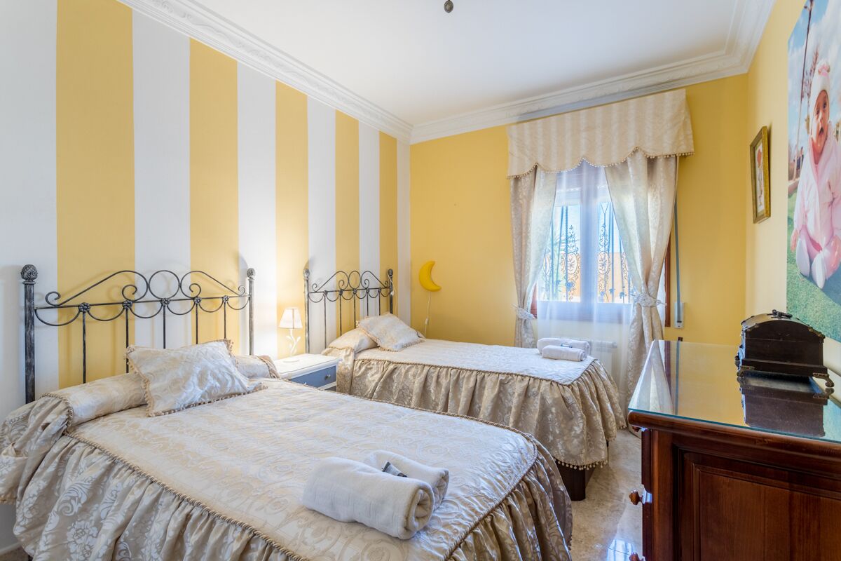 5 dormitorios, tabla de planchar con plancha, cuna de viaje y wifi