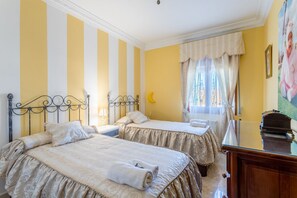 5 chambres, fer et planche à repasser, lit parapluie, Wi-Fi