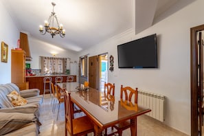 Fernseher, Kamin, Tischfußball