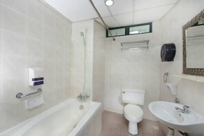 Appartement, 3 slaapkamers | Badkamer | Een douche, gratis toiletartikelen, een haardroger, handdoeken