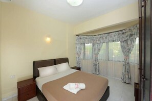 Appartement, 3 slaapkamers | 3 slaapkamers, een bureau, een strijkplank/strijkijzer