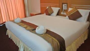 Standard Double Room | Bàn, màn/rèm cản sáng, giường gấp/giường phụ (phụ phí)