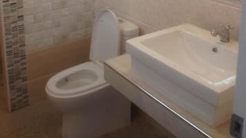 Suihkun ja ammeen yhdistelmä, syvä kylpyamme, ilmaiset hygieniatuotteet