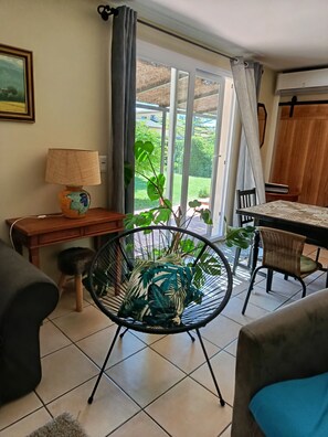 TV, DVD player, mesa de pingue-pongue, livros